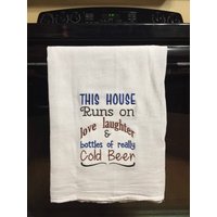 Dieses Haus Läuft Auf Liebeslachen Und Wirklich Kalten Bierflaschen Bestickt Mehlsack Handtuch Dieses Haus Läuft Auf Liebeslachen Und Wirklich Kalten Bierflaschen Bestickt Mehlsack Handtuch von CraftDivaCreations