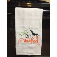 Ein Wee Bit Böse Bestickte Mehl Sack Handtuch Ein Wee Bit Böse Bestickte Mehl Sack Handtuch von CraftDivaCreations