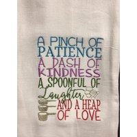 Eine Prise Geduld Ein Hauch Von Freundlichkeit Löffel Lachen Und Haufen Liebe Bestickt Mehl Sack Handtuch von CraftDivaCreations