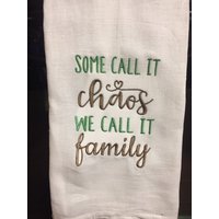 Einige Nennen Es Chaos Wir Familie Bestickt Mehl Sack Handtuch Einige Nennen Es Chaos Wir Familie Bestickt Mehl Sack Handtuch von CraftDivaCreations