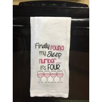 Endlich Hat Meine Schlafzahl Ihre Vier Bestickten Mehlsack in Einem Handtuch Gefunden Endlich Hat Meine Schlafzahl Ihre Vier Bestickten Mehlsack in Einem Handtuch Gefunden von CraftDivaCreations