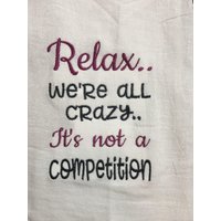 Entspannen Sie Sich, Wir Sind Alle Verrückt, Es Ist Kein Mit Einem Wettbewerb Besticktes Mehlsacktuch Entspannen Sie Sich, Wir Sind Alle Verrückt, Es Ist Kein Mit Einem Wettbewerb Besticktes Mehlsacktuch von CraftDivaCreations