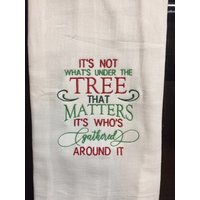 Es Geht Nicht Darum, Was Unter Dem Baum Ist, Es Zählt Nicht, Wer Sich Um Ihn Herum Versammelt Besticktes Mehlsack-Tuch Es Geht Nicht Darum, Was Unter Dem Baum Ist, Es Zählt Nicht, Wer Sich Um Ihn Herum Versammelt Besticktes Mehlsack-Tuch von CraftDivaCreations