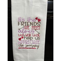 Es Sind Die Freunde, Wir Auf Dem Weg Treffen, Uns Helfen, Reise Zu Schätzen Wissen Mehlsack Handtuch Es Sind Die Freunde, Wir Auf Dem Weg Treffen, Uns Helfen, Reise Zu Schätzen Wissen Mehlsack Handtuch von CraftDivaCreations