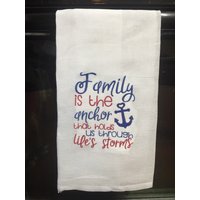 Familie Ist Der Anker, Uns Durch Das Leben Hält Stürme Bestickt Mehl Sack Handtuch Familie Ist Der Anker, Uns Durch Das Leben Hält Stürme Bestickt Mehl Sack Handtuch von CraftDivaCreations