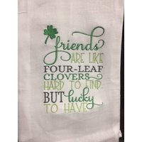 Freunde Sind Wie Vierblättrige Kleeblätter Schwer Zu Finden Aber Glücklich Gesticktes Mehlsacktuch Haben Freunde Sind Wie Vierblättrige Kleeblätter Schwer Zu Finden Aber Glücklich Gesticktes Mehlsacktuch Haben von CraftDivaCreations