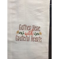 Gesticktes Mehlsacktuch Mit Den Worten Gather Here With Grateful Hearts Gesticktes Mehlsacktuch Mit Den Worten Gather Here With Grateful Hearts von CraftDivaCreations
