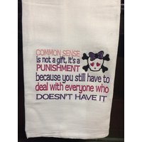 Gesunder Menschenverstand Ist Kein Geschenk, Es Eine Strafe, Weil Man Immer Noch Mit Jedem Zu Tun Hat, Der Nicht Bestickten Mehlsackhandtuch Hat Gesunder Menschenverstand Ist Kein Geschenk, Es Eine Strafe, Weil Man Immer Noch Mit Jedem Zu Tun Hat, Der Nicht Bestickten Mehlsackhandtuch Hat von CraftDivaCreations