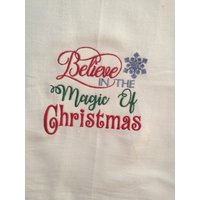 Glauben Sie An Die Magie Der Weihnachten Bestickt Mehl Sack Handtuch Würde Eine Niedliche Ergänzung Zu Jeder Küche Machen Glauben Sie An Die Magie Der Weihnachten Bestickt Mehl Sack Handtuch Würde Eine Niedliche Ergänzung Zu Jeder Küche Machen von CraftDivaCreations