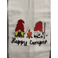 Glückliches Camper Wichtelpaar Am Lagerfeuer Besticktes Mehlsack Handtuch | Wichtel Küchen Camping Küchentuch Geschirrtuch von CraftDivaCreations