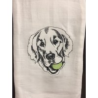 Golden Retriever , Der Eine Tennisballskizze Hält Handtuch Aus Besticktem Mehlsack Golden Retriever , Der Eine Tennisballskizze Hält Handtuch Aus Besticktem Mehlsack von CraftDivaCreations