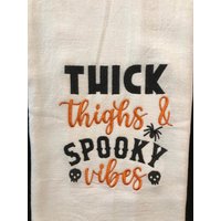 Halloween Besticktes Mehlsacktuch Dicke Oberschenkel Und Gruselige Vibes | Lustiges Küchenhandtuch Küchentuch Dekor von CraftDivaCreations