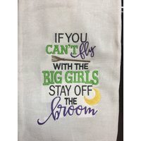 Halloween Wenn Sie Nicht Mit Den Großen Mädchen Fliegen Können, Bleiben Aus Dem Besen Bestickt Mehl Sack Handtuch Halloween Wenn Sie Nicht Mit Den Großen Mädchen Fliegen Können, Bleiben Aus Dem Besen Bestickt Mehl Sack Handtuch von CraftDivaCreations