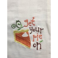 Holen Sie Sich Ihre Torte Auf Thanksgiving Bestickt Mehlsack Handtuch Holen Sie Sich Ihre Torte Auf Thanksgiving Bestickt Mehlsack Handtuch von CraftDivaCreations