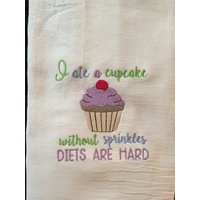 Ich Aeded Einen Kuchen Ohne Streusel Diäten Sind Hart Bestickt Mehl Sack Handtuch von CraftDivaCreations