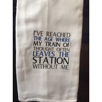 Ich Bin in Dem Alter Angelangt, Wo Mein Gedankengang Oft Den Bahnhof Ohne Mir Besticktem Mehlsack-Handtuch Verlässt Ich Bin in Dem Alter Angelangt, Wo Mein Gedankengang Oft Den Bahnhof Ohne Mir Besticktem Mehlsack-Handtuch Verlässt von CraftDivaCreations