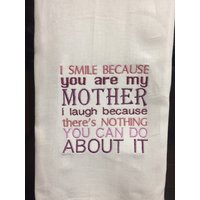 Ich Lächle, Weil Du Meine Mutter Bist Lache, Nichts Dagegen Tun Kannst Gesticktes Mehlsack-Handtuch von CraftDivaCreations