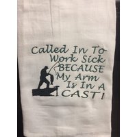 Krank Zur Arbeit Berufen, Weil Mein Arm in Einem Mit Mehlsack Besticktem Handtuch Eingesponnenen Humor Steckt Krank Zur Arbeit Berufen, Weil Mein Arm in Einem Mit Mehlsack Besticktem Handtuch Eingesponnenen Humor Steckt von CraftDivaCreations