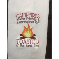 Lagerfeuer, Wo Freunde Und Marshmallows Gleichzeitig Geröstet Mehl Sack Handtuch Werden Lagerfeuer, Wo Freunde Und Marshmallows Gleichzeitig Geröstet Mehl Sack Handtuch Werden von CraftDivaCreations