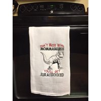 Leg Dich Nicht Mit Mommasaurus An Du Bekommst Ein Jurasskicked Besticktes Mehlsack Handtuch Leg Dich Nicht Mit Mommasaurus An Du Bekommst Ein Jurasskicked Besticktes Mehlsack Handtuch von CraftDivaCreations