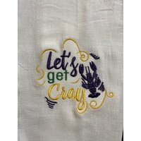 Let Es Get Cray Crawfish Besticktes Mehlsacktuch | Mardi Gras New Orleans| Küchentuch Geschirrtuch Handtuch von CraftDivaCreations