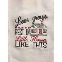 Liebe Wächst Am Besten in Kleinen Häusern Wie Diesem Bestickten Mehl Sack Handtuch Liebe Wächst Am Besten in Kleinen Häusern Wie Diesem Bestickten Mehl Sack Handtuch von CraftDivaCreations