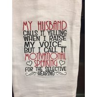 Mein Mann Nennt Es Schreiend, Wenn Ich Meine Stimme Erhebe, Aber Nenne Motivierend Sprechen Für Das Selektive Hören Bestickt Mehl Sack Handtuch von CraftDivaCreations