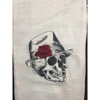 Schädel Küchentuch Bestickt Mit Hut Und Rose Mehl Sack Handtuch |Küchentuch| Schädel-Tee-Handtuch | Schädel-Dekor-| Geschenk Schädel Küchentuch Bestickt Mit Hut Und Rose Mehl Sack Handtuch |Küchentuch| Schädel-Tee-Handtuch | Schädel-Dekor-| Geschenk von CraftDivaCreations