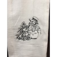 Schneemann Schmücken Weihnachtsbaum Mit Lichtern Skizze Bestickt Mehl Sack Handtuch Schneemann Schmücken Weihnachtsbaum Mit Lichtern Skizze Bestickt Mehl Sack Handtuch von CraftDivaCreations