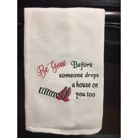 Sei Weg, Bevor Jemand Ein Haus Auf Dich Tropfen Zu Besticktes Mehlsacktuch Sei Weg, Bevor Jemand Ein Haus Auf Dich Tropfen Zu Besticktes Mehlsacktuch von CraftDivaCreations