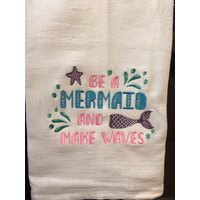 Seien Sie Eine Meerjungfrau Und Machen Wellen Bestickt Mehl Sack Handtuch Seien Sie Eine Meerjungfrau Und Machen Wellen Bestickt Mehl Sack Handtuch von CraftDivaCreations