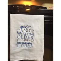 Sie Werden Nicht Älter Mit Zunehmendem Wert Gestickte Mehlsack Handtuch Sie Werden Nicht Älter Mit Zunehmendem Wert Gestickte Mehlsack Handtuch von CraftDivaCreations
