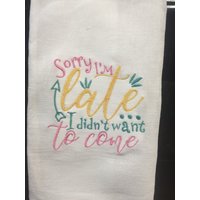 Sorry, Ich Bin Spät, Wollte Nicht Kommen Bestickt Mehl Sack Handtuch Sorry, Ich Bin Spät, Wollte Nicht Kommen Bestickt Mehl Sack Handtuch von CraftDivaCreations