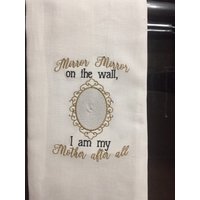 Spieglein An Der Wand Ich Bin Das Meiner Mutter Immerhin Bestickte Mehlsacktuch Spieglein An Der Wand Ich Bin Das Meiner Mutter Immerhin Bestickte Mehlsacktuch von CraftDivaCreations