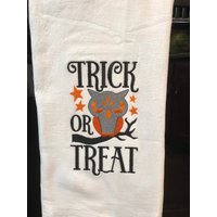 Trick Or Treat Halloween Eule Bestickt Mehlsack Handtuch | Besticktes Küchentuch Dekor von CraftDivaCreations