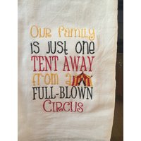 Unsere Familie Ist Nur Ein Zelt Entfernt Von Einem Ausgewachsenen Zirkus Bestickten Mehlsacktuch Unsere Familie Ist Nur Ein Zelt Entfernt Von Einem Ausgewachsenen Zirkus Bestickten Mehlsacktuch von CraftDivaCreations