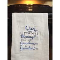 Unseren Größten Segen Nennen Uns Oma Und Opa Besticktes Mehlsacktuch Unseren Größten Segen Nennen Uns Oma Und Opa Besticktes Mehlsacktuch von CraftDivaCreations