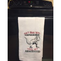Verwirren Sie Nicht Mit Nanasaurus Erhalten Jurasskicked Bestickt Mehl Sack Handtuch Verwirren Sie Nicht Mit Nanasaurus Erhalten Jurasskicked Bestickt Mehl Sack Handtuch von CraftDivaCreations