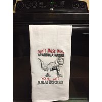 Verwirren Sie Nicht Mit Omasaurus Erhalten Jurasskicked Bestickt Mehl Sack Handtuch | Lustige Sera-| Oma Geschenk Geschirrtuch Verwirren Sie Nicht Mit Omasaurus Erhalten Jurasskicked Bestickt Mehl Sack Handtuch | Lustige Sera-| Oma Geschenk Geschirrtuch von CraftDivaCreations