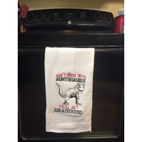 Verwirren Sie Nicht Mit Tantesaurus Erhalten Jurasskicked Bestickt Mehl Sack Handtuch Verwirren Sie Nicht Mit Tantesaurus Erhalten Jurasskicked Bestickt Mehl Sack Handtuch von CraftDivaCreations