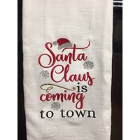 Weihnachtsmann Kommt in Die Stadt Besticktes Mehlsack Handtuch Weihnachtsmann Kommt in Die Stadt Besticktes Mehlsack Handtuch von CraftDivaCreations