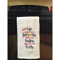 Wenn Das Leben Hände Du Zitronen Schnappst Den Wodka Und Rufe Die Mädchen Bestickt Mehlsack Handtuch Wenn Das Leben Hände Du Zitronen Schnappst Den Wodka Und Rufe Die Mädchen Bestickt Mehlsack Handtuch von CraftDivaCreations