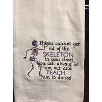 Wenn Sie Das Skelett in Ihrem Kleiderschrank Nicht Loswerden Können, Können Es Jederzeit Draußen Lassen Und Ihm Beibringen, Ein Handtuch Aus Wenn Sie Das Skelett in Ihrem Kleiderschrank Nicht Loswerden Können, Können Es Jederzeit Draußen Lassen Und Ihm Beibringen, Ein Handtuch Aus von CraftDivaCreations