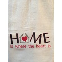 Zuhause Ist, Wo Das Herz Ist Gesticktes Mehlsacktuch Zuhause Ist, Wo Das Herz Ist Gesticktes Mehlsacktuch von CraftDivaCreations