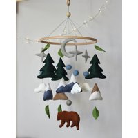 Baby Mobile Wald, Bär Kinderzimmer Dekor, Filz Babyzimmer Baby-Dusche-Geschenk, Neue Mutter Geschenk, Glückwunsch Schwangerschaftsgeschenk Baby Mobile Wald, Bär Kinderzimmer Dekor, Filz Babyzimmer Baby-Dusche-Geschenk, Neue Mutter Geschenk, Glückwunsch Schwangerschaftsgeschenk von CraftPieToys