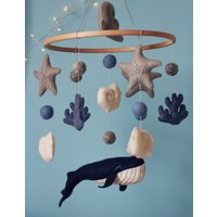 Babybett-Mobile Blauwal, Kinderzimmer-Dekoration Zum Thema Ozean, Personalisiertes Babyparty-Geschenk, Glückwunsch-Schwangerschaftsgeschenk Babybett-Mobile Blauwal, Kinderzimmer-Dekoration Zum Thema Ozean, Personalisiertes Babyparty-Geschenk, Glückwunsch-Schwangerschaftsgeschenk von CraftPieToys