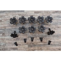 10 Stück Vtg Gusseisen Blume Form Schubladenschrank Schrank Türtor Pulls Griffe Bauernhof Scheunenhaus Dekor 10 Stück Vtg Gusseisen Blume Form Schubladenschrank Schrank Türtor Pulls Griffe Bauernhof Scheunenhaus Dekor von CraftandcreatioStore