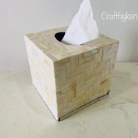 Handgefertigter Perlmutt-Taschentücherbox-Halter - Eleganter Dekorativer Taschentücherbezug Für Die Inneneinrichtung Craftbyken Square Holder Handgefertigter Perlmutt-Taschentücherbox-Halter - Eleganter Dekorativer Taschentücherbezug Für Die Inneneinrichtung Craftbyken Square Holder von CraftbyKen