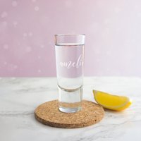Personalisiertes Schnapsglas Mit Namen in Schreibtext Graviert. Personalisierte Brille Geschenk Für Ihren 18.geburtstag, Abschlussgeschenk von CraftedCreated