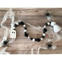 Halloween Perlengirlande, Geistergirlande, Dekor, Tiered Tablett Holz Und Filzperlen, Herbst Bauernhaus von CraftedHiveCulture